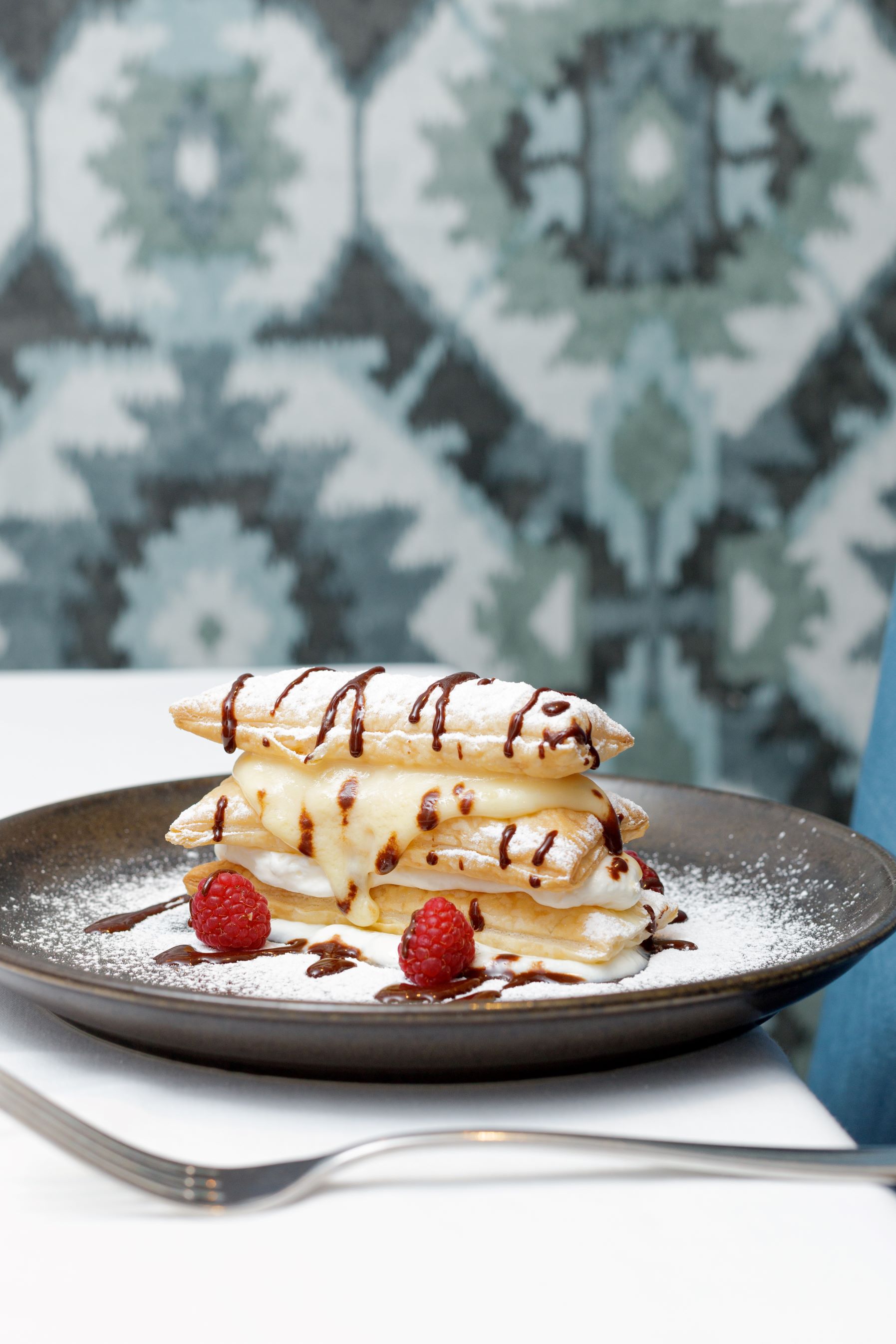 Milhojas de Crema con Nata, Crema y Chocolate Caliente